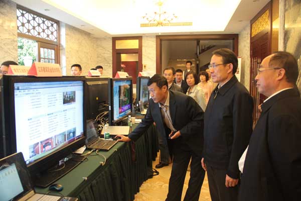 袁德明主任在我校展台前向教育厅沈健厅长、杨湘宁副厅长汇报信息化建设成果
